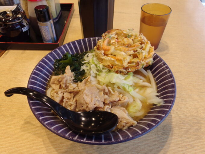 10月下旬甲府駅ビルレストラン街に位置する麺’ズ冨士山セレオ甲府店肉天うどん