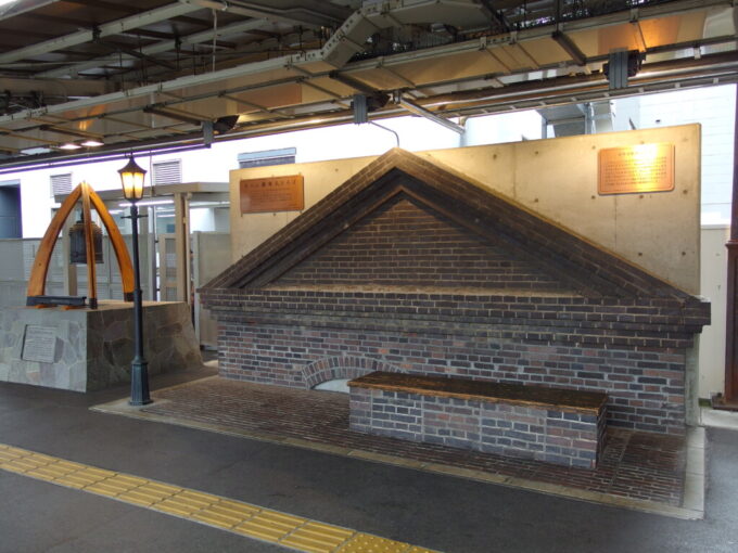 10月下旬甲府駅1番線ホームに飾られた旧駅舎の名残り