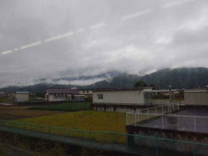 10月下旬JR東海313系身延線富士行き普通列車から眺める秋色の田園