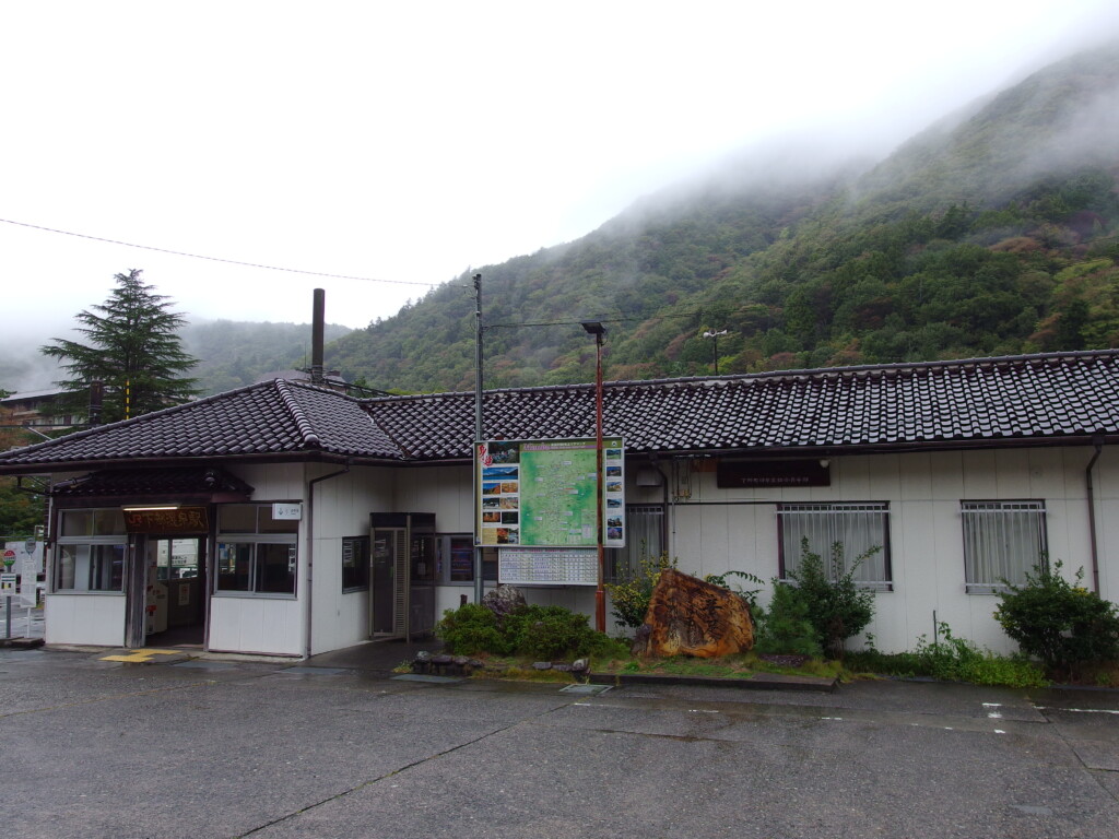 10月下旬雨の身延線下部温泉駅