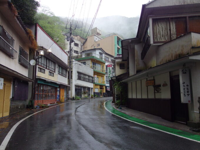 10月下旬雨の下部温泉ひっそりとした温泉街