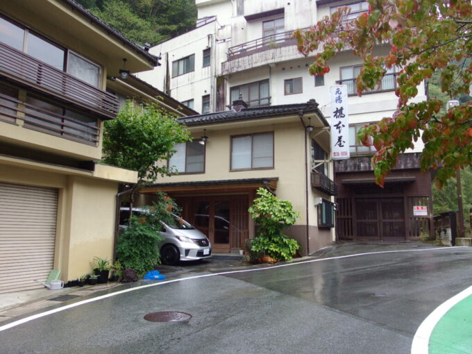 10月下旬雨の下部温泉元湯橋本屋