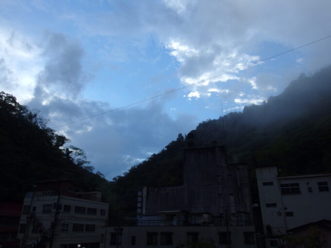 10月下旬下部温泉元湯橋本屋雨が上がりうっすらと空が見える幻想的な夕刻