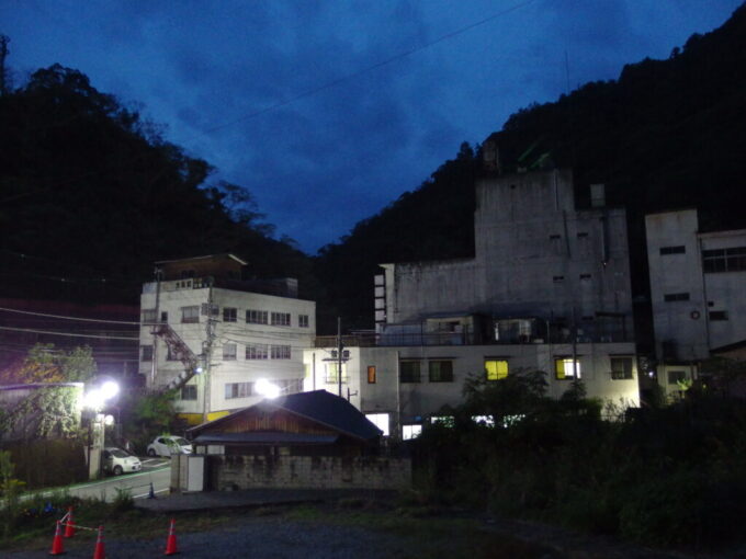 10月下旬下部温泉元湯橋本屋で迎える夕暮れ