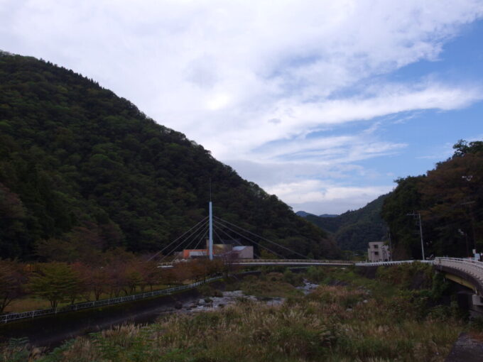 10月下旬下部温泉2泊お世話になった元湯橋本屋をチェックアウトし下部川沿いを駅へと歩く