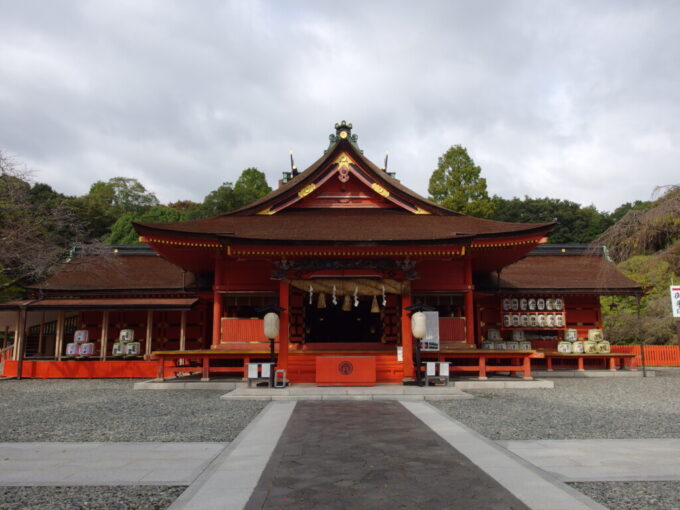 10月下旬初めての富士宮富士山本宮浅間大社朱塗りに檜皮葺が美しい拝殿