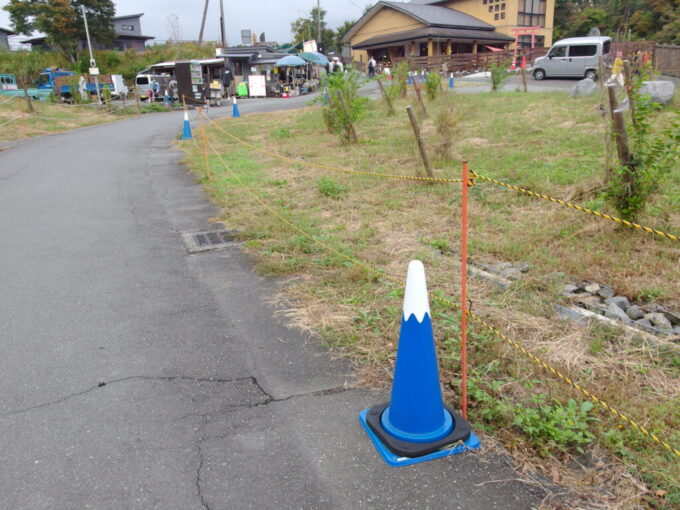 10月下旬初めての富士宮音止の滝近くに並ぶ富士山型のカラーコーン