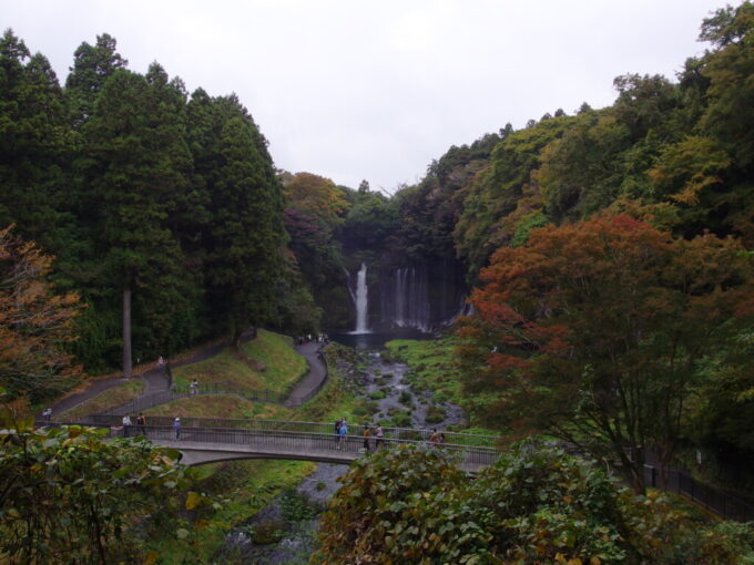 10月下旬初めての富士宮若干紅葉しはじめた白糸の滝