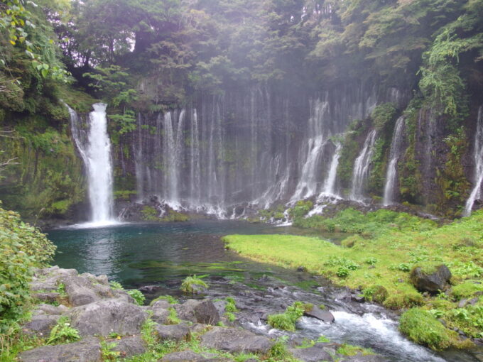 10月下旬初めての富士宮青い滝つぼと繊細な幾筋もの滝がうつくしい白糸の滝