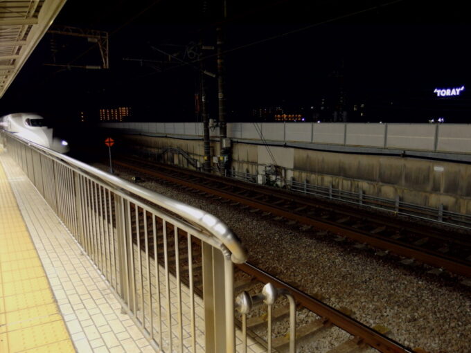 10月下旬夜の三島駅に入線するJR東海N700Sひかり号東京行き