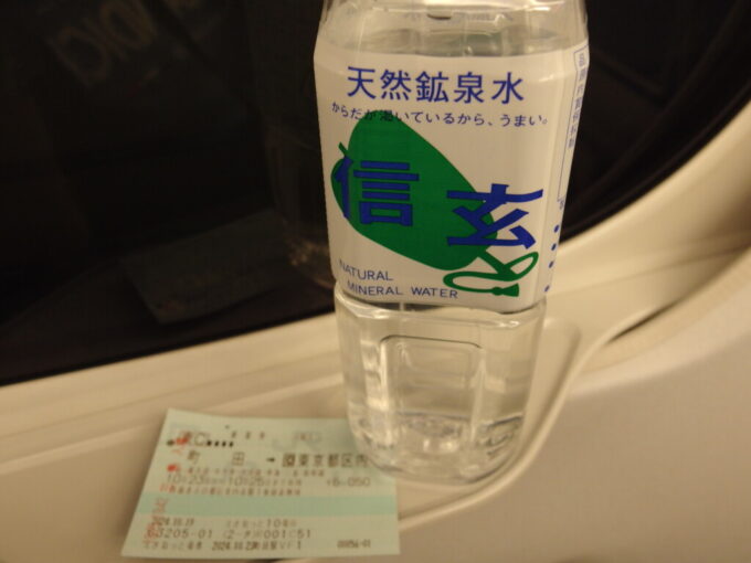 10月下旬夜のJR東海N700S東海道新幹線ひかり号東京駅行きで飲む下部鉱泉信玄ペットボトル