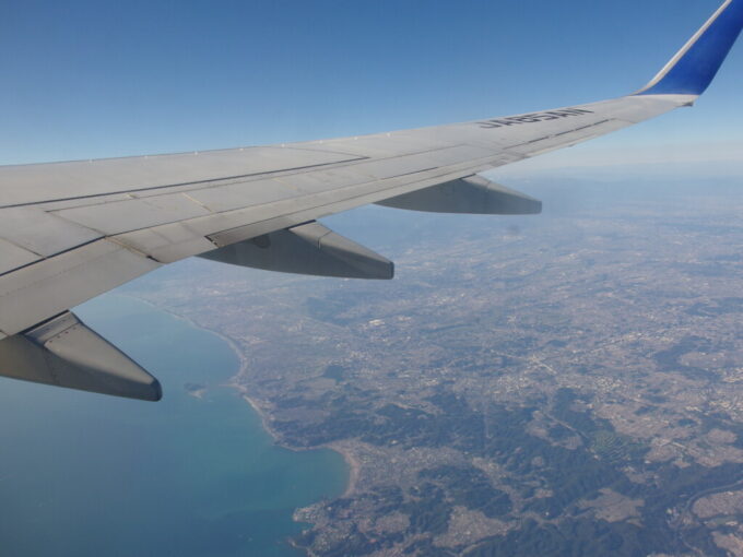 11月上旬ANA徳島阿波おどり空港行きB737型機機窓から見下ろす湘南の海岸