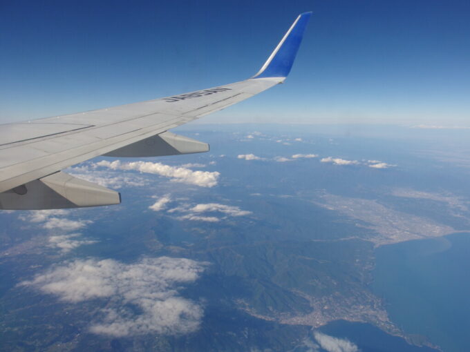 11月上旬ANA徳島阿波おどり空港行きB737型機機窓から見下ろすジオラマのような芦ノ湖