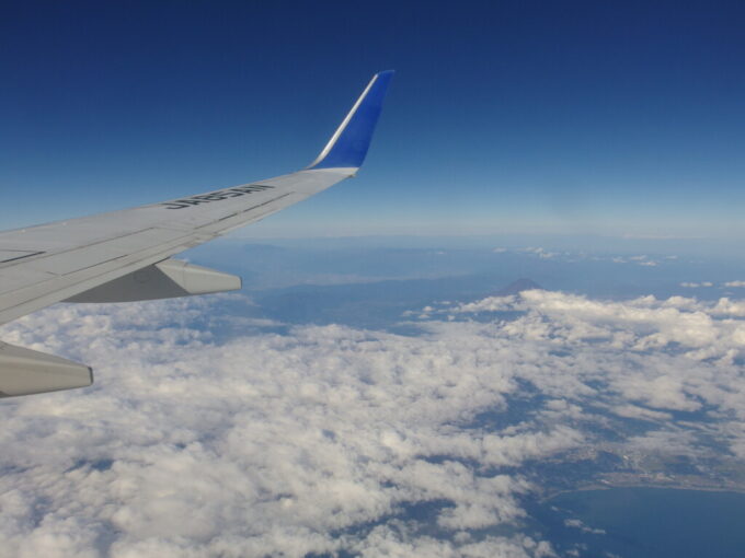 11月中旬ANA徳島阿波おどり空港行きから望む富士山と甲府盆地