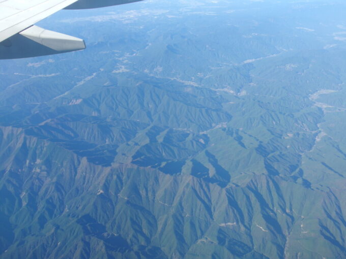 11月中旬ANA徳島阿波おどり空港行きB737型機機窓から望む紀伊半島の山深さ