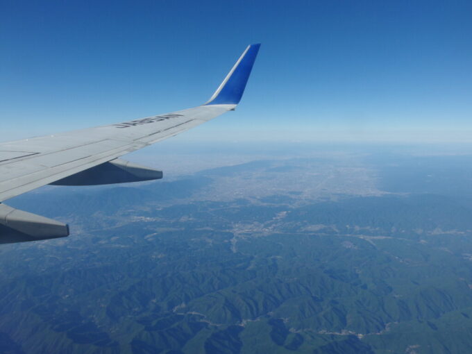 11月中旬ANA徳島阿波おどり空港行きB737型機機窓から望む奈良と京都の盆地