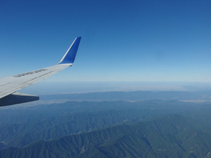 11月中旬ANA徳島阿波おどり空港行きB737型機機窓から望む大阪平野と大阪湾