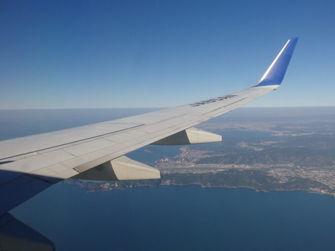 11月中旬ANA徳島阿波おどり空港行きB737型機機窓から望む和歌山の街