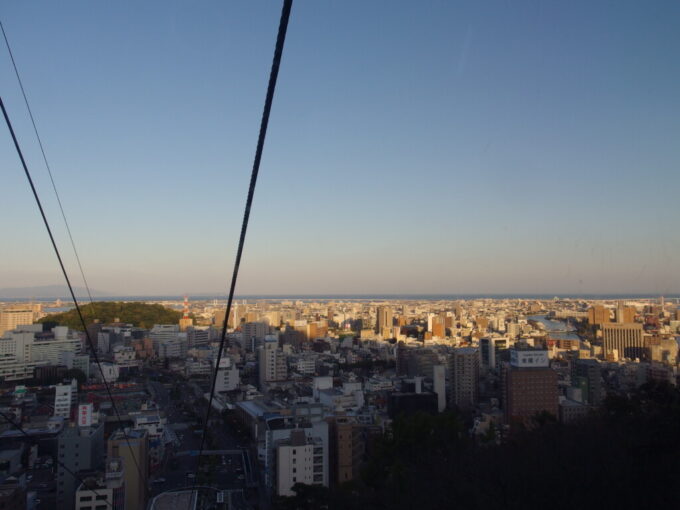 11月上旬初めての徳島あわぎん眉山ロープウェイは徳島の街を見下ろし上昇してゆく