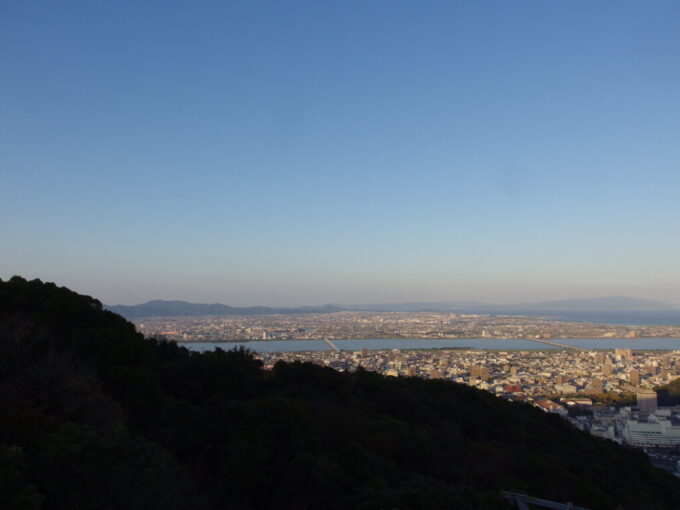 11月上旬初めての徳島眉山頂上から望む徳島の街と淡路島の島影