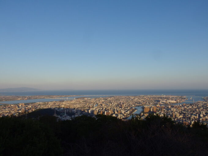 11月上旬初めての徳島眉山山頂から望む徳島の街と紀伊水道和歌山方面