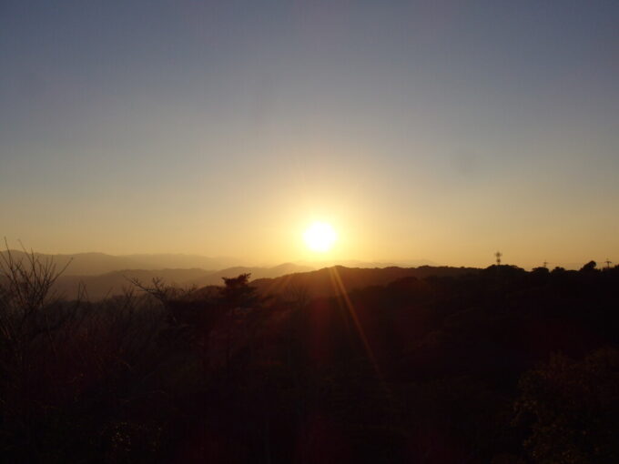 11月上旬初の徳島眉山から望む四国山地へ落ちる夕陽