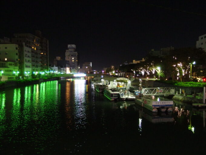 11月上旬初めての徳島街の灯りを静かに映す夜の新町川