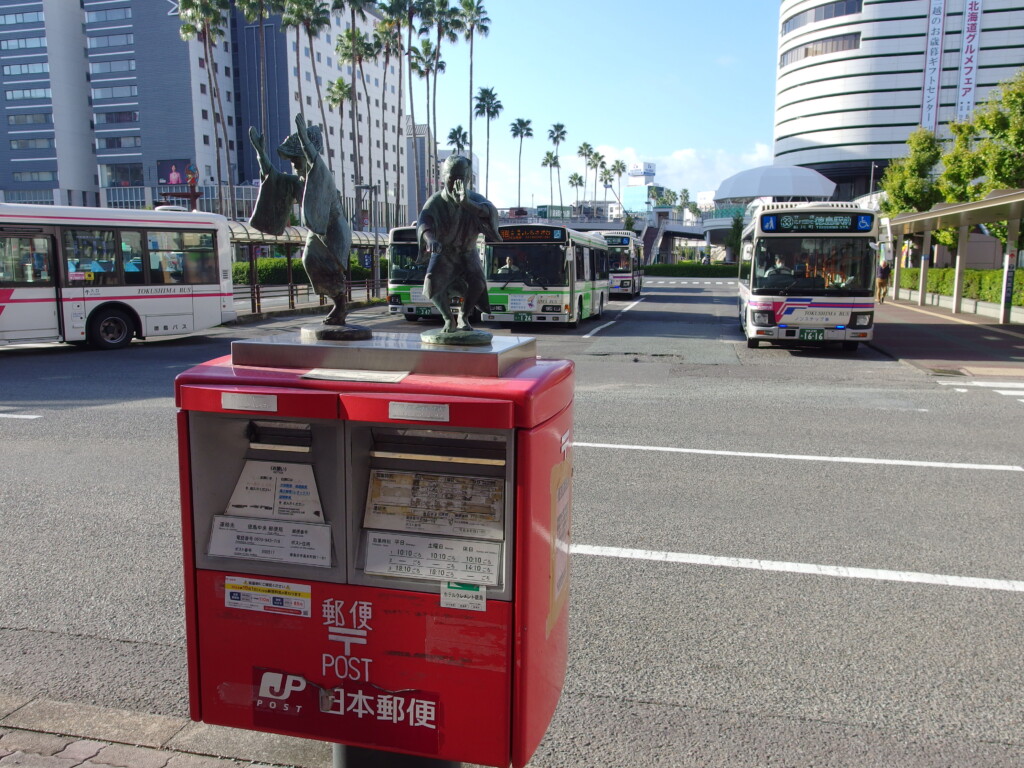 11月上旬初めての徳島駅前の阿波おどりポスト