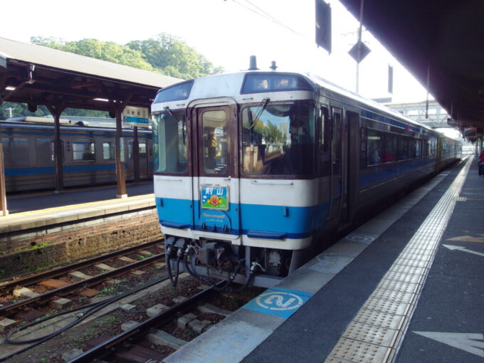 11月上旬初めての徳島駅JR四国の国鉄型特急キハ185系剣山