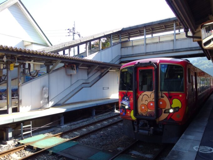 11月上旬初めてのJR四国2700系特急南風アンパンマン列車