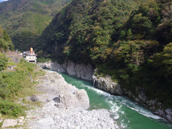 11月上旬初めての徳島国道から見下ろす大歩危峡