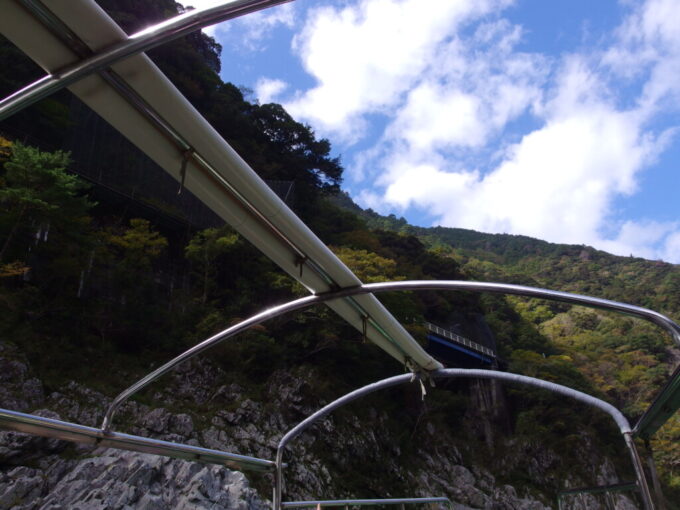 11月上旬初めての徳島大歩危峡まんなか遊覧船から見上げる山肌にへばりつくようにして走る国道