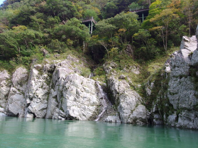 11月上旬初めての徳島大歩危峡まんなか遊覧船から見上げる土讃線の線路