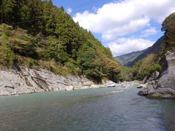 11月上旬初めての徳島祖谷かずら橋琵琶の滝の先に位置する遊歩道から祖谷川の川辺へ