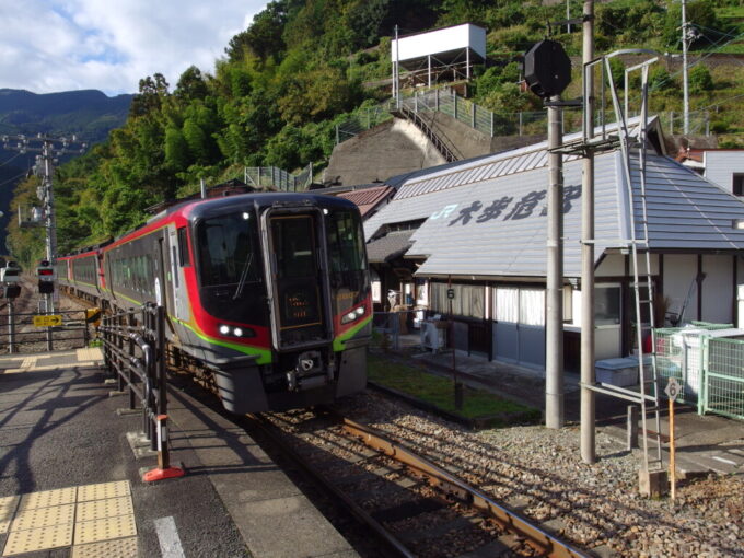 11月上旬初めての徳島祖谷JR四国土讃線大歩危駅に入線する2700系特急南風