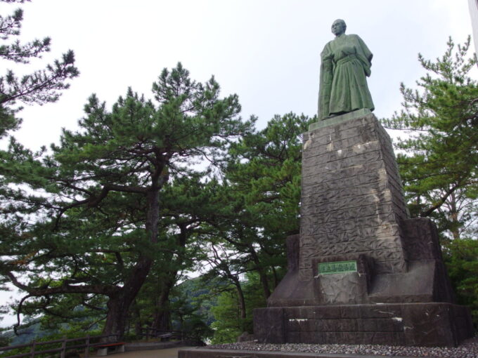 11月上旬初めての高知桂浜に建つ坂本龍馬像