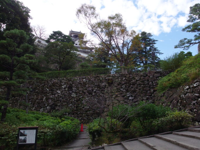 11月上旬初めての高知現存十二天守であり本丸の建物が完全に残る日本で唯一の城郭高知城幾重にも折り重なる石垣越しに見上げる天守閣