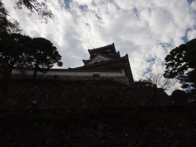 11月上旬初めての高知現存十二天守であり本丸の建物が完全に残る日本で唯一の城郭高知城重厚な石垣の上から見下ろすように威圧感を与える天守の姿