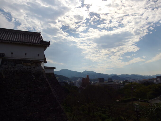 11月上旬初めての高知現存十二天守であり本丸の建物が完全に残る日本で唯一の城郭高知城二ノ丸から本丸の重厚な石垣や塀越しに高知のうつくしい山並みを望む