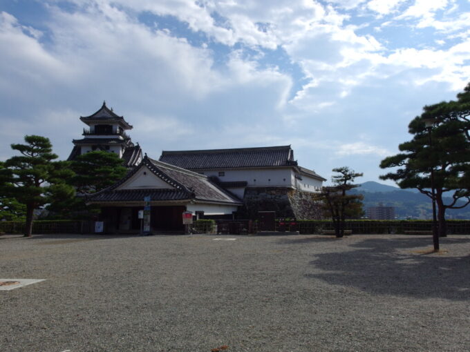 11月上旬初めての高知現存十二天守であり本丸の建物が完全に残る日本で唯一の城郭高知城二ノ丸から詰門と天守を望む