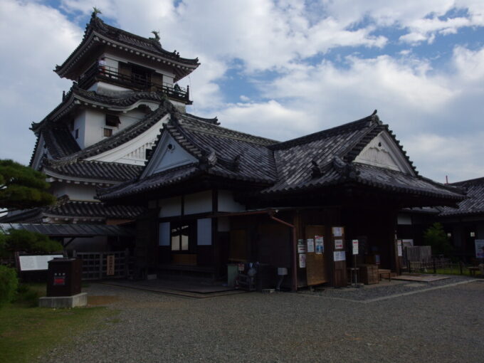 11月上旬初めての高知現存十二天守であり本丸の建物が完全に残る日本で唯一の城郭高知城日本で唯一天守と本丸御殿が現存する