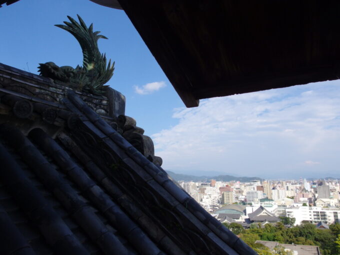 11月上旬初めての高知現存十二天守であり本丸の建物が完全に残る日本で唯一の城郭高知城天守の窓から望む鯱