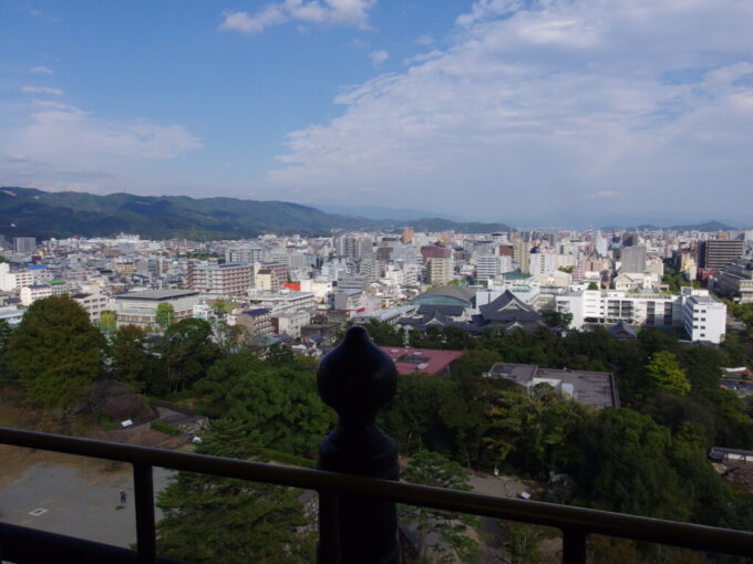 11月上旬初めての高知現存十二天守であり本丸の建物が完全に残る日本で唯一の城郭高知城天守の最上階を巡る廻縁から望む東側の風景