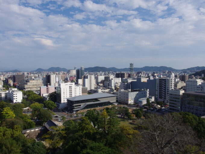 11月上旬初めての高知現存十二天守であり本丸の建物が完全に残る日本で唯一の城郭高知城天守の最上階を巡る廻縁から望む五台山方面の眺望