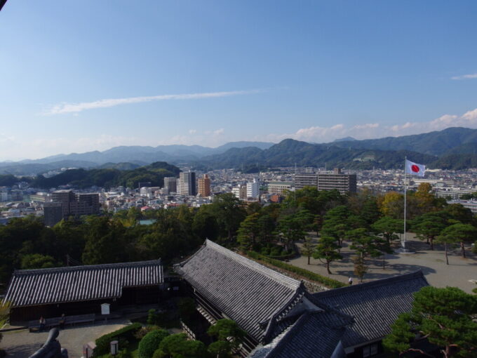 11月上旬初めての高知現存十二天守であり本丸の建物が完全に残る日本で唯一の城郭高知城天守の最上階を巡る廻縁から望む西側の展望と見下ろす東多聞廊下門西多聞詰門と本丸の建造物群