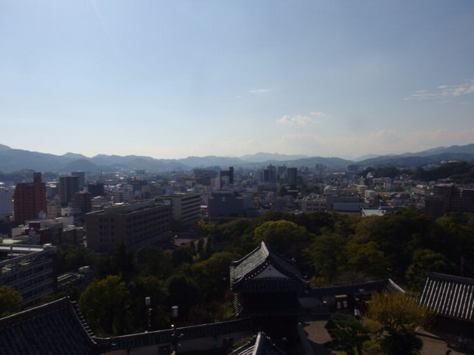 11月上旬初めての高知現存十二天守であり本丸の建物が完全に残る日本で唯一の城郭高知城天守の最上階を巡る廻縁から望む高知のうつくしい山々と街並み