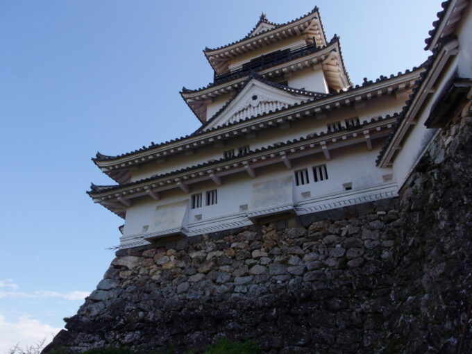 11月上旬初めての高知現存十二天守であり本丸の建物が完全に残る日本で唯一の城郭高知城荒々しい石垣の上に聳えるうつくしい白い天守