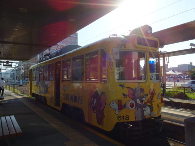 11月上旬初めての高知とさでん交通高知駅間電停に到着した四国銀行トムとジェリーのラッピングがされた600形