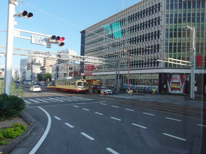 11月上旬初めての高知高知駅前観光空港連絡バス車窓から眺める最後のはりまや橋交差点