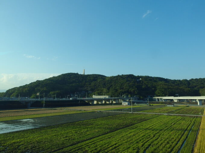 11月上旬初めての高知高知龍馬空港へのバスから望む五台山